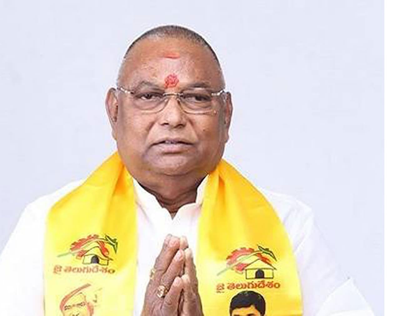 : టిక్కెట్టు కేటాయింపు విషయమై చంద్రబాబునాయుడు ఎటూ తేల్చకపోవడంతో నర్సరావుపేట ఎంపీ రాయపాటి సాంబశివరావు తీవ్ర అసంతృప్తితో ఉన్నారు. భవిష్యత్తు కార్యాచరణపై కుటుంబసభ్యులతో చర్చిస్తున్నారు. : టిక్కెట్టు కేటాయింపు విషయమై చంద్రబాబునాయుడు ఎటూ తేల్చకపోవడంతో నర్సరావుపేట ఎంపీ రాయపాటి సాంబశివరావు తీవ్ర అసంతృప్తితో ఉన్నారు. భవిష్యత్తు కార్యాచరణపై కుటుంబసభ్యులతో చర్చిస్తున్నారు.