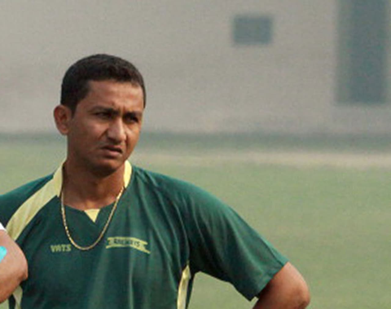 ప్రపంచ కప్ ఓటమి తర్వాత బిసిసిఐ టీమిండియా ప్రక్షాళన చర్యలను ప్రారంభించిన విషయం తెలిసిందే. మరీ ముఖ్యంగా జట్టు కోచింగ్ సిబ్బందిని మార్చడానికి వడివడిగా నిర్ణయాలు తీసుకుంటోంది. ఇందుకోసం ఆసక్తి, అర్హత కలిగిన వారి నుండి ఇప్పటికే దరఖాస్తులను కూడా తీసుకుంది. అయితే ఇప్పుడున్న మొత్తం కోచింగ్ సిబ్బందిలో కొంతమందిని కొనసాగించాలన్న ఉద్దేశ్యంతో వున్న బిసిసిఐ...మరికొంతమందిని ఎట్టి పరిస్థితుల్లో తొలగించాలని అనుకుంటోందట. అలా హిట్ లిస్ట్ లో వున్నవారిలో బ్యాటింగ్ కోచ్ సంజయ్ బంగర్ దే మొదటి పేరని సమాచారం. ప్రపంచ కప్ ఓటమి తర్వాత బిసిసిఐ టీమిండియా ప్రక్షాళన చర్యలను ప్రారంభించిన విషయం తెలిసిందే. మరీ ముఖ్యంగా జట్టు కోచింగ్ సిబ్బందిని మార్చడానికి వడివడిగా నిర్ణయాలు తీసుకుంటోంది. ఇందుకోసం ఆసక్తి, అర్హత కలిగిన వారి నుండి ఇప్పటికే దరఖాస్తులను కూడా తీసుకుంది. అయితే ఇప్పుడున్న మొత్తం కోచింగ్ సిబ్బందిలో కొంతమందిని కొనసాగించాలన్న ఉద్దేశ్యంతో వున్న బిసిసిఐ...మరికొంతమందిని ఎట్టి పరిస్థితుల్లో తొలగించాలని అనుకుంటోందట. అలా హిట్ లిస్ట్ లో వున్నవారిలో బ్యాటింగ్ కోచ్ సంజయ్ బంగర్ దే మొదటి పేరని సమాచారం.