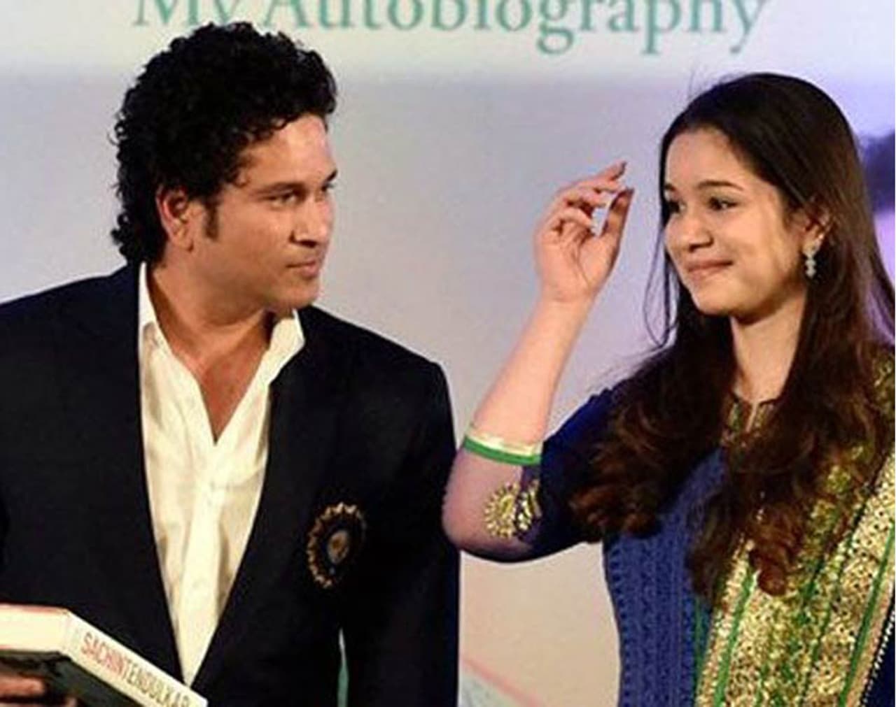 <p>மாஸ்டர் பிளாஸ்டர் சச்சின் டெண்டுல்கரின் மூத்த மகள் சாரா டெண்டுல்கர். 22 வயதான சாரா டெண்டுல்கர், லண்டனில் படித்தவர். <br /> </p> <p>மாஸ்டர் பிளாஸ்டர் சச்சின் டெண்டுல்கரின் மூத்த மகள் சாரா டெண்டுல்கர். 22 வயதான சாரா டெண்டுல்கர், லண்டனில் படித்தவர். <br /> </p>