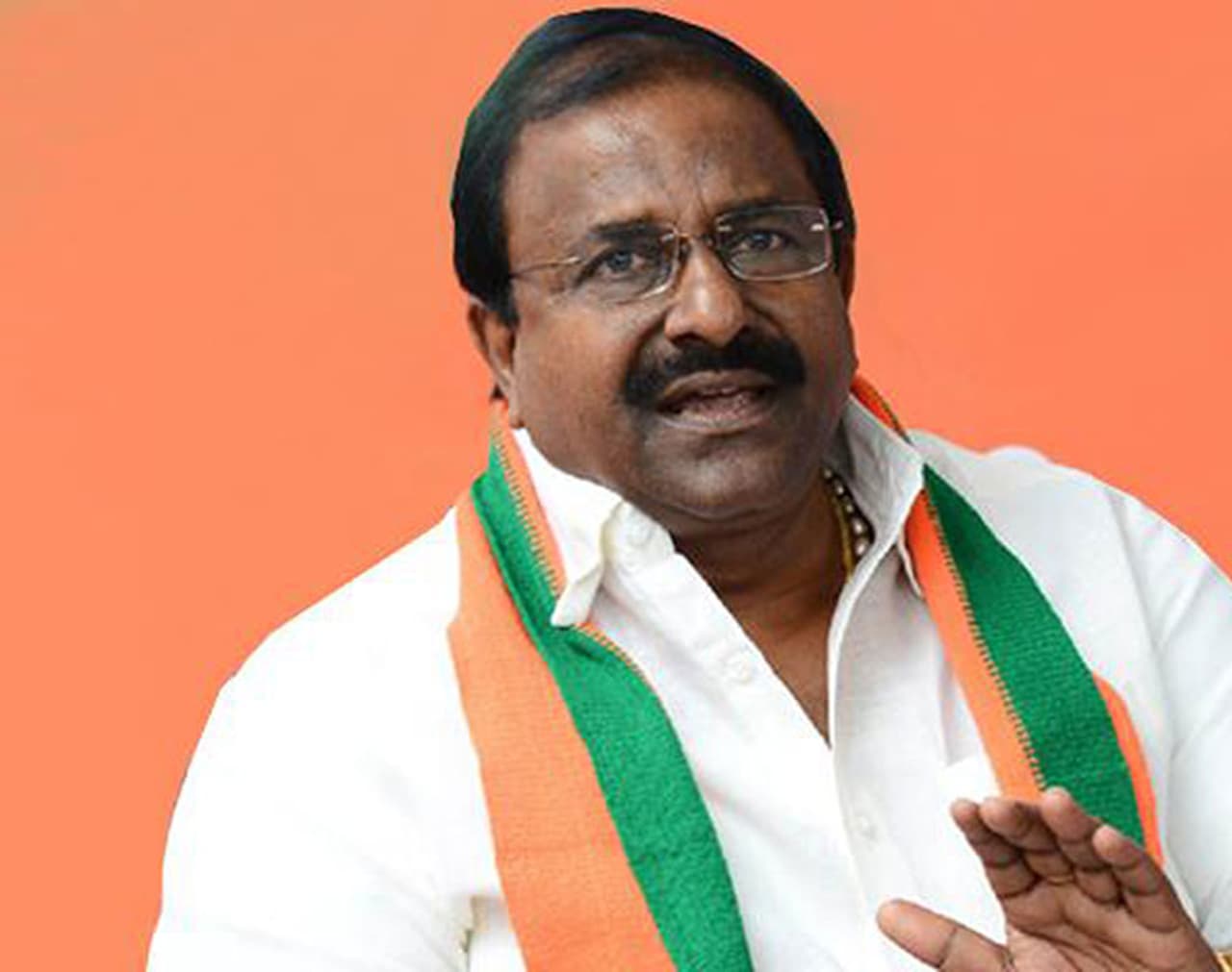 <p style="text align: justify;">ఏపీ బీజేపీ అధ్యక్షుడిగా బాధ్యతలు స్వీకరించిన నాటి నుంచి తనదైన శైలిలో దూసుకెళ్తున్నారు ఏపీ బీజేపీ అధ్యక్షుడు, ఎమ్మెల్సీ సోము వీర్రాజు. మిత్రులకు మరింత దగ్గరవుతూ.. ప్రత్యర్థులపై వాడి వేడి విమర్శలు చేస్తున్నారు.<br /> </p> <p style="text align: justify;">ఏపీ బీజేపీ అధ్యక్షుడిగా బాధ్యతలు స్వీకరించిన నాటి నుంచి తనదైన శైలిలో దూసుకెళ్తున్నారు ఏపీ బీజేపీ అధ్యక్షుడు, ఎమ్మెల్సీ సోము వీర్రాజు. మిత్రులకు మరింత దగ్గరవుతూ.. ప్రత్యర్థులపై వాడి వేడి విమర్శలు చేస్తున్నారు.<br /> </p>