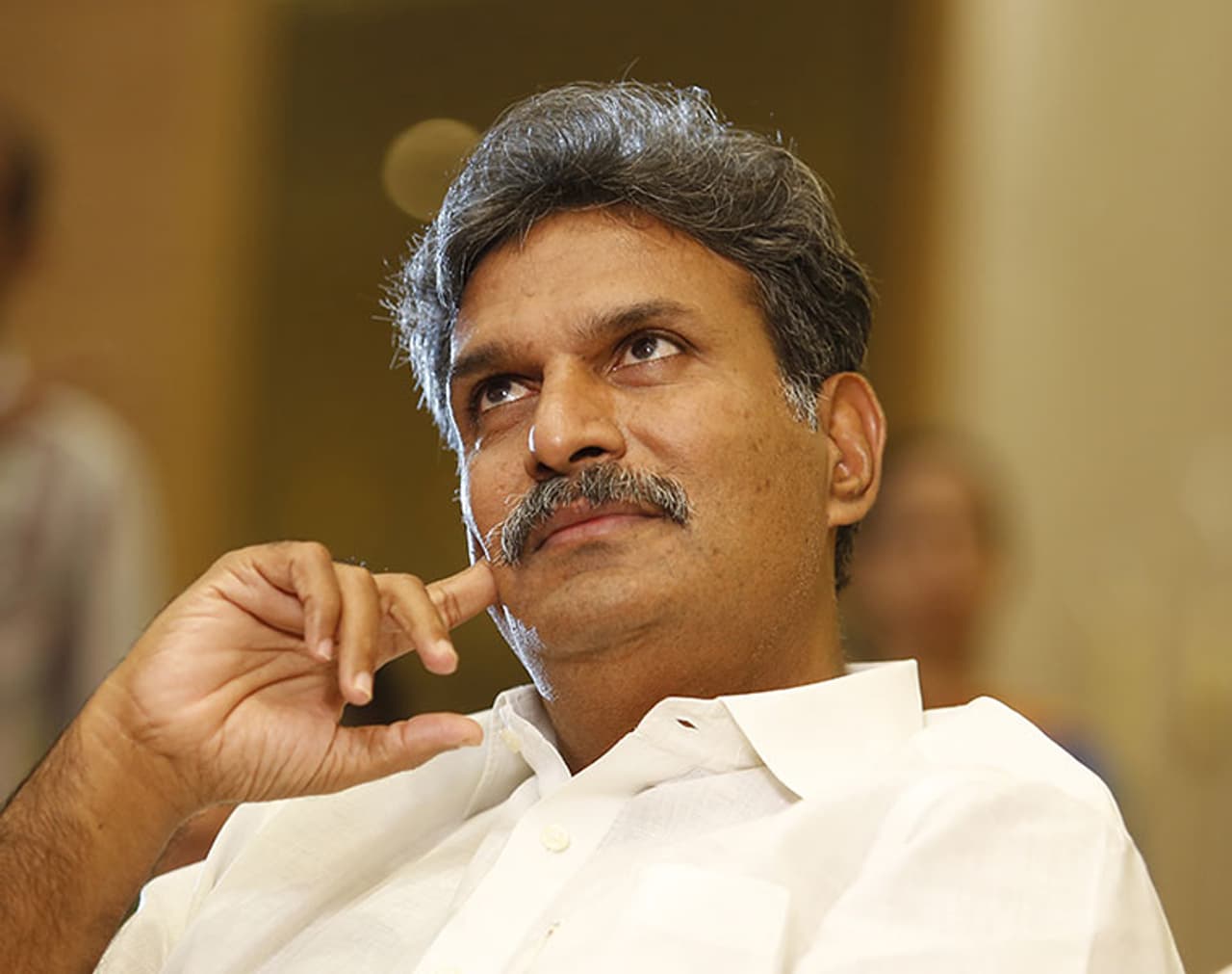 విజయవాడ ఎంపీ కేశినేని నాని స్వంత పార్టీ నేతలపైనే విమర్శలు ఎక్కుపెట్టడం ప్రస్తుతం చర్చనీయాంశంగా మారింది.