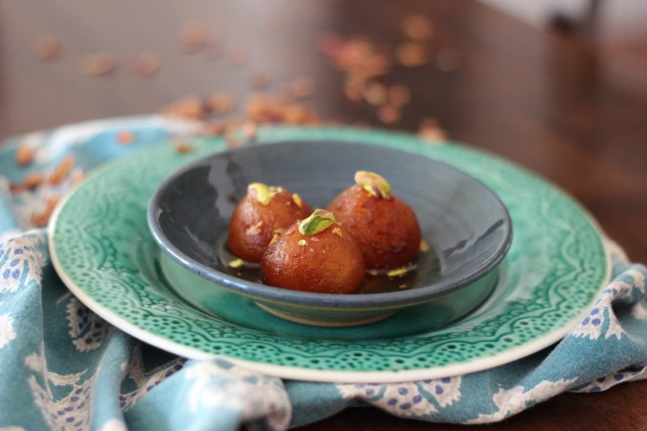 <p>కడుపునిండా భోజనం చేసిన తర్వాత కొద్దిగా ఏదైనా స్వీట్, డెజర్ట్ తిననిదే చాలా మంది భోజనం పూర్తి అవ్వదు. అయితే... అలా డెసర్ట్ తీసుకోవడం వల్ల శరీరంలో క్యాలరీలు పెరిగిపోయే ప్రమాదం ఉంది. </p> <p>కడుపునిండా భోజనం చేసిన తర్వాత కొద్దిగా ఏదైనా స్వీట్, డెజర్ట్ తిననిదే చాలా మంది భోజనం పూర్తి అవ్వదు. అయితే... అలా డెసర్ట్ తీసుకోవడం వల్ల శరీరంలో క్యాలరీలు పెరిగిపోయే ప్రమాదం ఉంది. </p>