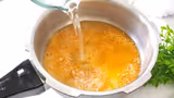 Pressure Cooker Hacks: कुकरमधून डाळीचं पाणी बाहेर येतंय? फक्त 'हा' एक उपाय करा, गॅस खराब होणार नाही!
