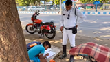Viral: ಕೈಯಲ್ಲಿ ಲಾಠಿ ಹಿಡಿದು ಫುಟ್ಪಾತ್ ಮೇಲೇಕೆ ನಿಂತಿದ್ದಾರೆ ಈ ಅಧಿಕಾರಿ? ವೈರಲ್ ಆಯ್ತು ಆ ರಹಸ್ಯ ಸತ್ಯ!