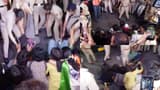 രാജ്യതലസ്ഥാനത്ത് രാത്രിയും പ്രതിഷേധാഗ്നി; വനിതകളുടെ തിരംഗ മാർച്ചുമായി എസ്എഫ്ഐ, പ്രതിഷേധക്കാരെ കസ്റ്റഡിയിലെടുത്ത് പൊലീസ്