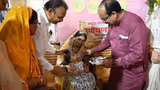 जमीन पर बैठे, बच्चों संग खेले... अरुण साव का ये अंदाज देख खिल उठे नन्हें चेहरे