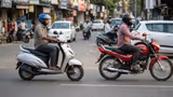 Scooters vs Bikes Mileage: பைக் மாதிரி ஸ்கூட்டர் ஏன் மைலேஜ் கொடுப்பதில்லை? இன்ஜினுக்குள் ஒளிந்திருக்கும் 'அந்த' ரகசியம்!
