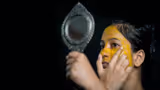 Beauty Tips : भाजलेली हळद मिनिटांत देईल चेहऱ्यावर येईल ग्लो, फेशियलची गरजच नाही