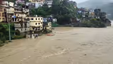 रुद्रप्रयाग में अलकनंदा उफान पर तो सिक्किम में भूस्खलन ने रोका नदी का रास्ता, 10 PHOTO में बारिश का कहर