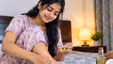 Coconut Oil: இரவில் தூங்கும் முன் காலில் தேங்காய் எண்ணெய்! தினமும் தடவினால் என்ன நடக்கும் தெரியுமா?