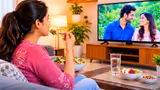 Eating While Watching TV: டிவி, மொபைல் பார்த்துக்கிட்டே சாப்பிடுறீங்களா? இத படிங்க!
