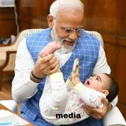 बच्चे के साथ पीएम की तस्वीरों पर 'मीमस्तान' ने की मजाक की बौछार(फोटो गैलरी)