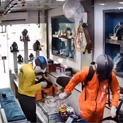 UP Heist: Thieves Dressed As Delivery Boys Rob Jewellery Store, Flee With 20 kg Silver, 125 gm Gold (WATCH)