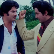 సూపర్‌స్టార్‌ కృష్ణ ఘరానా దొంగతో పోటీ పడి చావు దెబ్బతిన్న శోభన్‌ బాబు మూవీ ఏంటో తెలుసా? రెండింటిలో శ్రీదేవినే