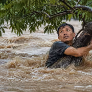 Nepal Flood : வெள்ளத்தில் அடித்துச் செல்லப்பட்டவர்.. கடைசி நேரத்தில் கைகொடுத்த மாமரக் கிளை!