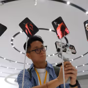 Apple’s China iPhone 17 Sales Outperform Industry: Stock Slips Premarket Amid Souring Tech Sentiment