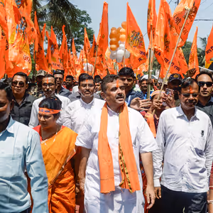 Suvendu Adhikari Criminal Cases: শুভেন্দু অধিকারীর নামে ২৫টি ক্রিমিনাল কেস, কত টাকার মালিক তিনি? জেনে নিন