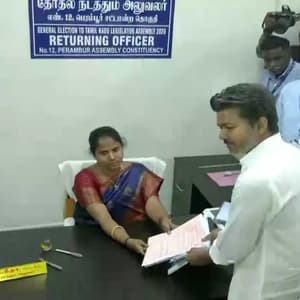 Vijay Net Worth: விஜய்யிடம் இத்தனை கோடி சொத்துக்களா? வைரமும், தங்கமும், சொகுசு கார்களும்.. வேட்புமனுவில் தகவல்!