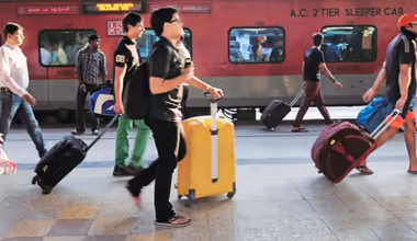 Railway Free Limit: ரயிலில் எவ்வளவு லக்கேஜ் இலவசம்? லிமிட்டை மீறினால் கடும் அபராதம்