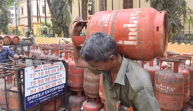 കുതിച്ചുയർന്ന് പാചകവാതക വില; ഗാർഹിക സിലിണ്ടറിന് 60 രൂപ കൂട്ടി‌, പുതുക്കിയ വില ഇന്ന് മുതൽ പ്രാബല്യത്തിൽ