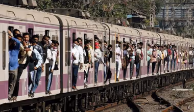 Mumbai Local Mega Block : मध्य, हार्बर आणि पश्चिम मार्गावर जम्बो मेगाब्लॉक, वीकेंडला बाहेर पडण्यापूर्वी जाणून घ्या वेळापत्रक