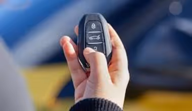 तुम्हाला कारच्या 'स्मार्ट की'चे हे फंक्शन्स माहित आहेत का? जाणून घ्या अन्यथा ठराल अडाणी!