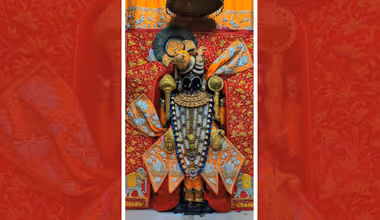 जन्माष्टमी 2025: सूरत के देसाई परिवार ने द्वारकाधीश सहित 24 मंदिरों को भेंट की भव्य वाघा सजावट