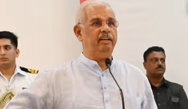 'ഗവർണർ എത്തുമ്പോഴും മടങ്ങുമ്പോഴും എല്ലാവരും എഴുന്നേറ്റ് നിൽക്കണം'; കാലടി സർവകലാശാലയിൽ ഗവർണറുടെ പരിപാടിയിൽ കർശന നിർദേശങ്ങൾ