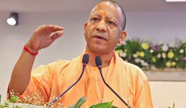 योगी के '2 नमूने' वाले बयान पर सियासत गरमाई, अखिलेश यादव ने आदित्यनाथ को घेरा