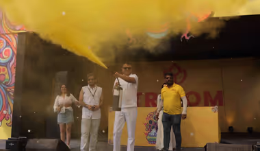 Holi 2026: सूरत में ट्रियोम क्लब का अनोखा धुलेंडी उत्सव 'मडफेस्ट', हजारों लोग ने ऑर्गेनिक मिट्टी से खेली होली