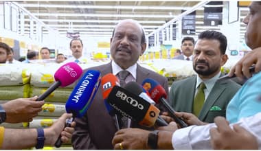 ലോൺ എടുത്തിട്ടായാലും ശമ്പളം കൊടുക്കുമെന്ന് യൂസഫലി; 'ഇത് പതറാതെ നിൽക്കേണ്ട സമയം, ലുലുവിൽ ശമ്പളം കുറയ്ക്കില്ല'