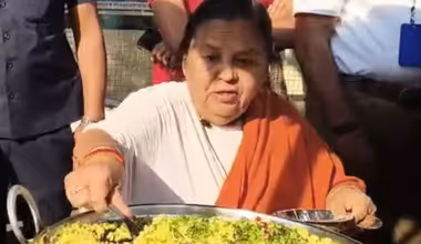 उमा भारती ने सड़क किनारे हाथठेला पर बेचा पोहा-जलेबी, लगी भीड़...देखिए तस्वीरें