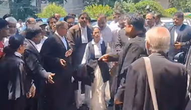 Ajker Bangla News live: হাইকোর্টের এজলাসের বাইরে থেকেই তুমুল শ্লোগান ‘চোর-চোর’! ভিতরে বুলডোজার-রাজ থামাতে মমতার সওয়াল