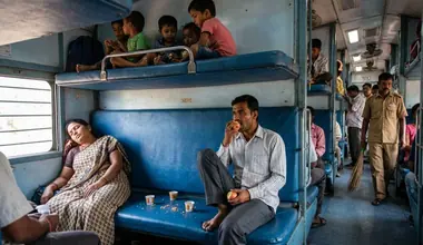 Train Seats: ரயில்களில் சீட்கள் எப்போதுமே நீல நிறத்தில் இருக்க காரணம்? இதற்கு பின்னால் இருக்கும் ரகசியம்!