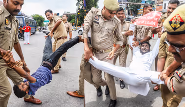 लखनऊ में बवाल: सड़क पर उतरे सपा कार्यकर्ताओं को पुलिस ने घसीटा, 7 फोटो में देखें E20 पेट्रोल का विरोध