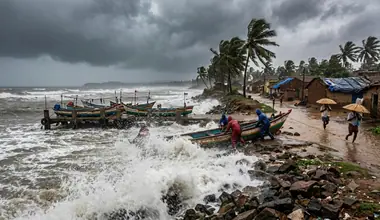 Ajker Bangla Khobar: Weather Alert: ফের দুর্যোগের কালো মেঘ! লাগাতার ভারী বৃষ্টির পূর্বাভাস, সতর্কতা কোন কোন জেলায়?