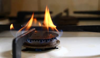 Gas Stove Cleaning: गॅस शेगडीवर दूध सांडल्यावर तुम्हीही 'ही' मोठी चूक करताय का?