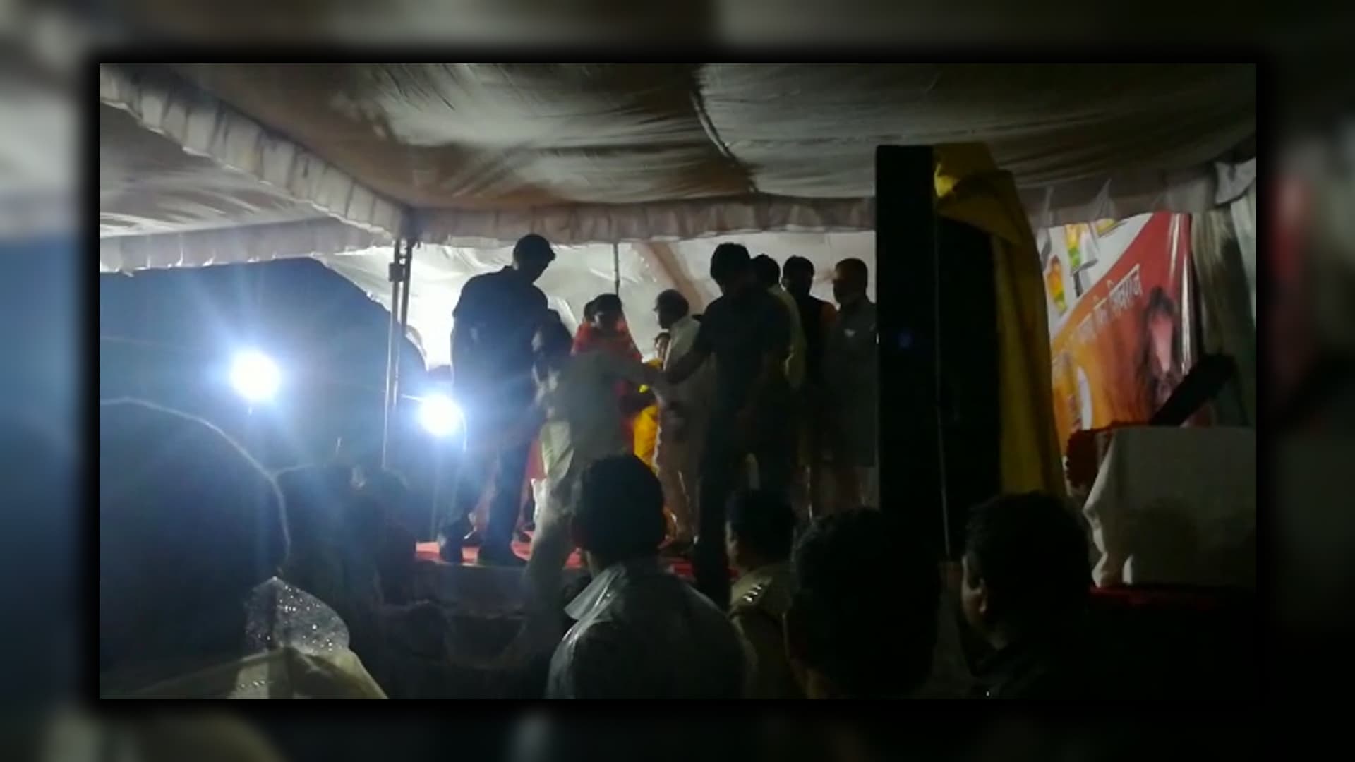 मंच से उतरते समय नीचे गिरे मध्य प्रदेश के मुख्यमंत्री शिवराज सिंह चौहान