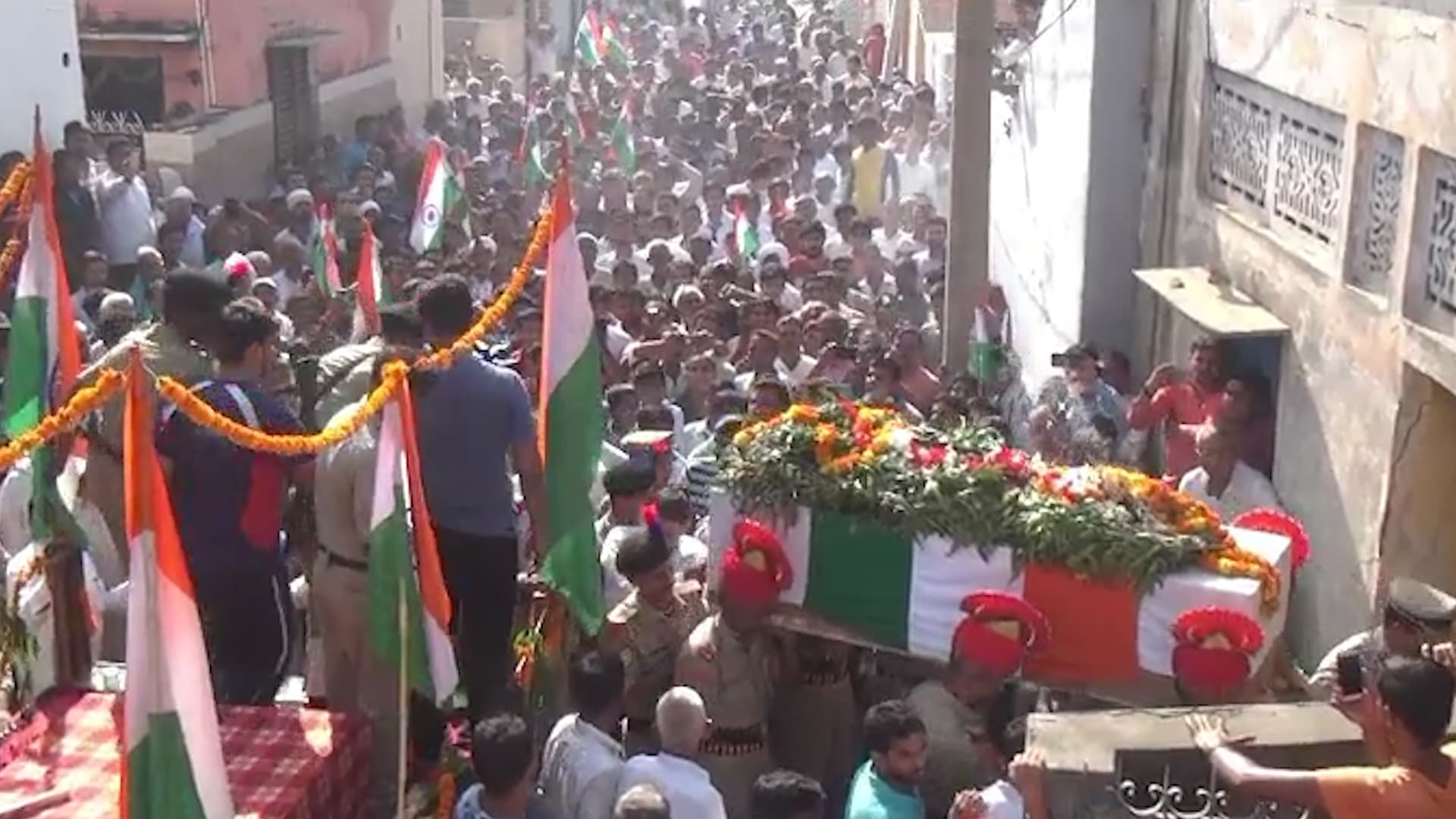नम आंखों से दी गई शहीद को आखिरी विदाई, बेटे ने कहा, ‘पाकिस्तान को सबक सिखाओ’