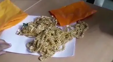 चुनावी मौसम में कार ने उगला सोना (वीडियो)