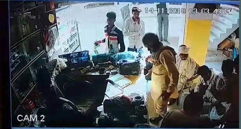 कैमरे में कैद हुआ मोबाइल चोर