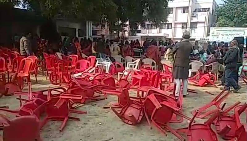 जौनपुर टीबी अस्पताल में धरना दे रहीं महिला स्वास्थ्यकर्मियों पर हमला