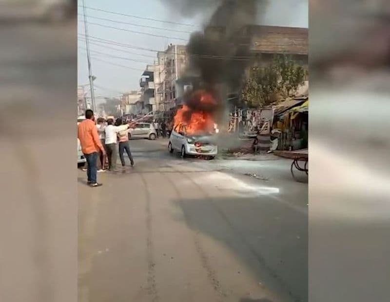 बीच बाजार में गाड़ी में लगी आग, देखें खौफनाक मंजर