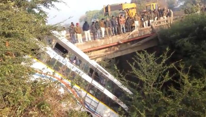 अनियंत्रित बस पलटी, तीन की मौत