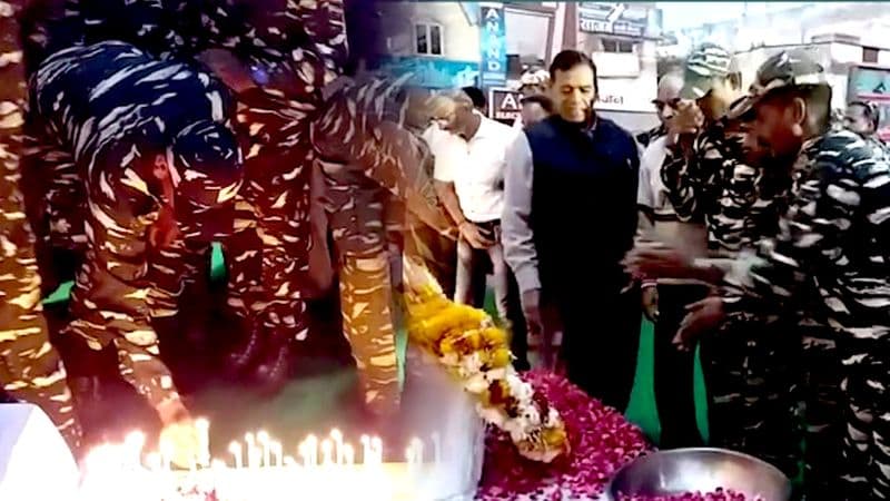 पुलिस और सीआरपीएफ के जवानों ने दी पुलवामा शहीदों को श्रद्धांजलि