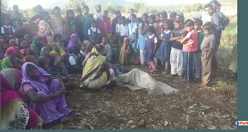 भूसे के ढेर में जल गए दो मासूम