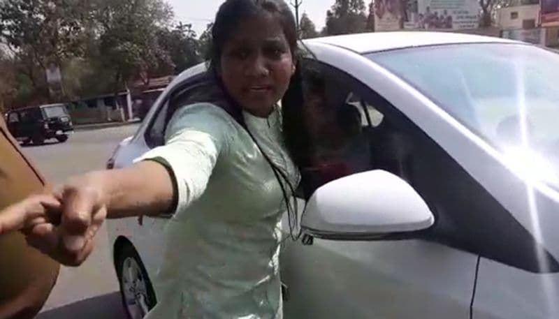 शहडोल में बीच सड़क पर महिला तहसीलदार का हंगामा