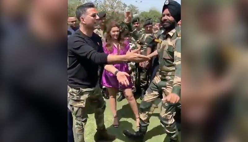 जवानों संग ‘केसरी’ रंग में रंगे अक्षय कुमार (VIDEO)