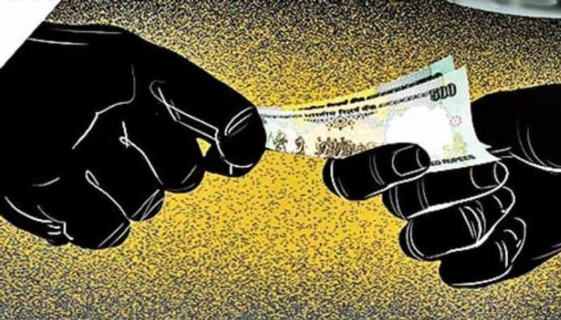 बलिया में रिश्वत लेते हुए सरकारी बाबू गिरफ्तार