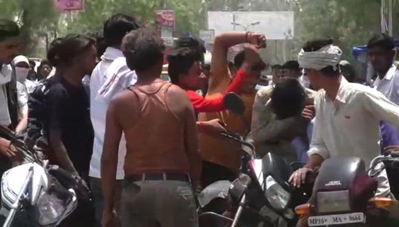 नाबालिग लड़की से छेड़-छाड़ करने पर युवक को पिटाई